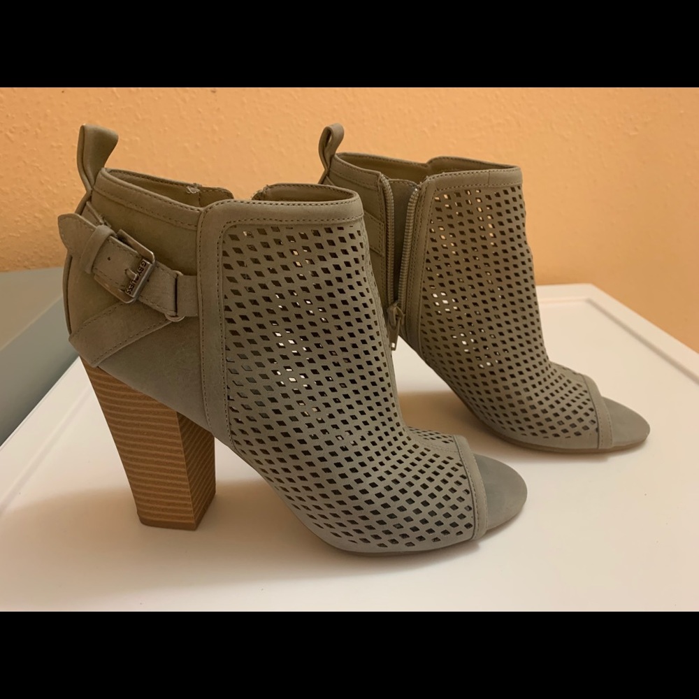 Guess gray heel